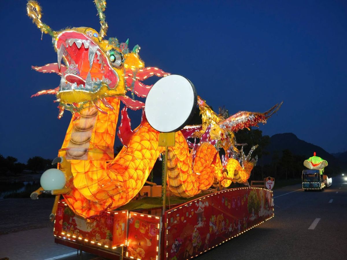 Đêm Trung thu Tam Chúc thêm rực rỡ với những mô hình đèn khổng lồ và đoàn xe diễu hành lung linh sắc màu. (Nguồn: Sưu tầm)