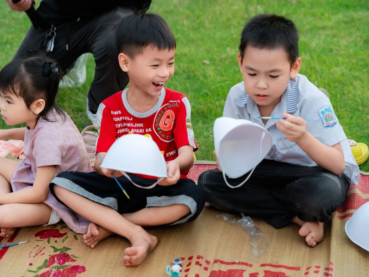 Các bé cùng nhau làm đồ chơi, chơi đùa và lưu giữ những kỷ niệm đẹp trong mùa trăng. (Nguồn: Sưu tầm)