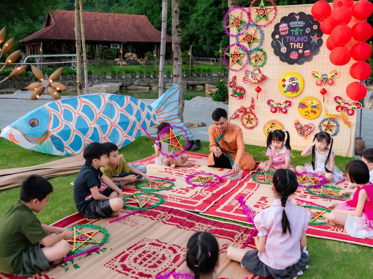 Các bé cùng làm đèn ông sao và tận hưởng những hoạt động Trung thu đậm sắc màu truyền thống tại Thung Nham. (Nguồn: Sưu tầm)