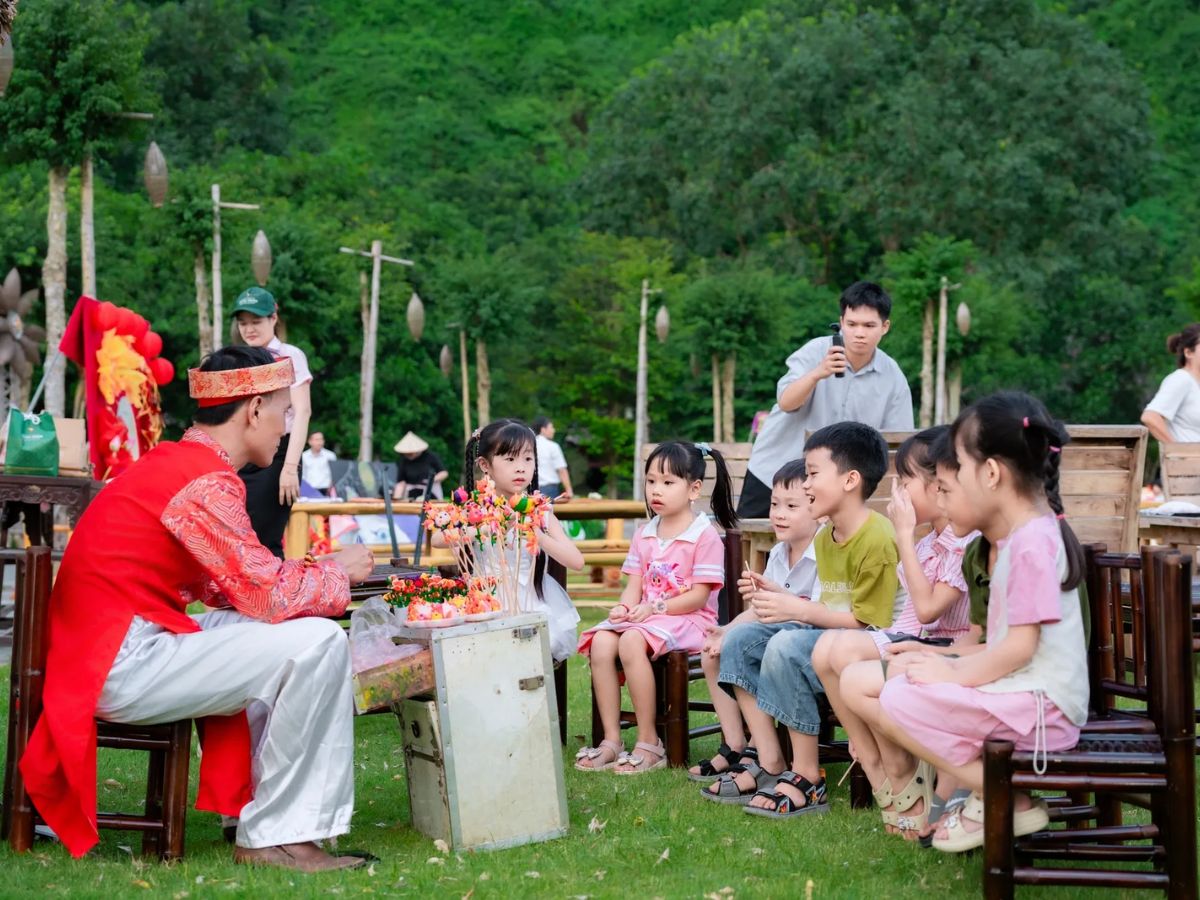 Các bé hào hứng khám phá những hoạt động dân gian, tận hưởng một mùa Trung thu nhiều niềm vui và tiếng cười. (Nguồn: Sưu tầm)
