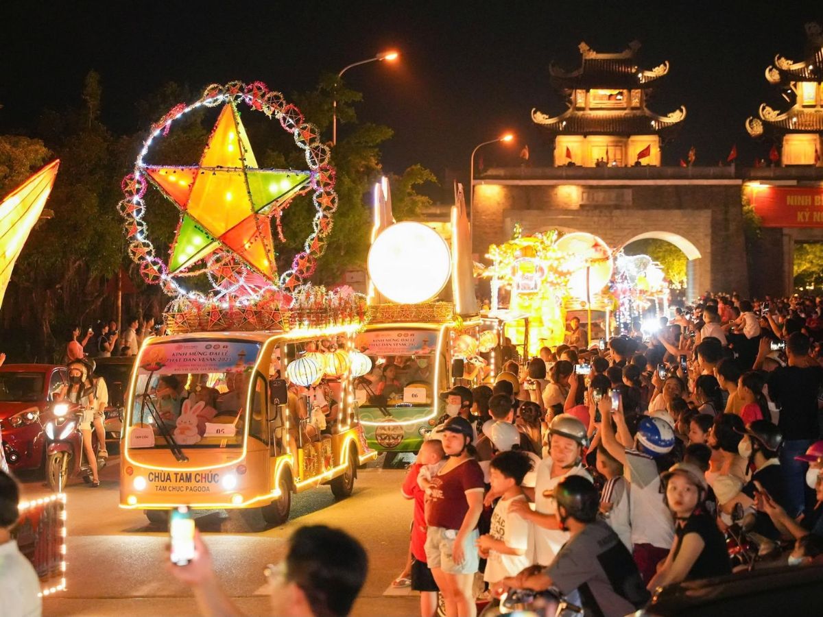 Những chiếc đèn khổng lồ nối dài trong đêm, tạo nên khung cảnh Trung thu rực rỡ và đầy sắc màu tại Ninh Bình. (Nguồn: Sưu tầm)