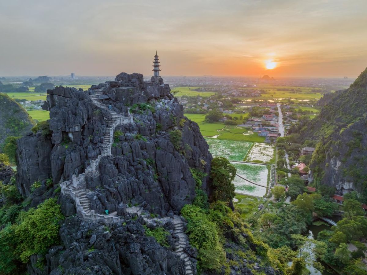 Hang Múa với núi đá, đồng ruộng và dòng sông nhìn từ trên cao. (Chú thích: Sưu tầm).