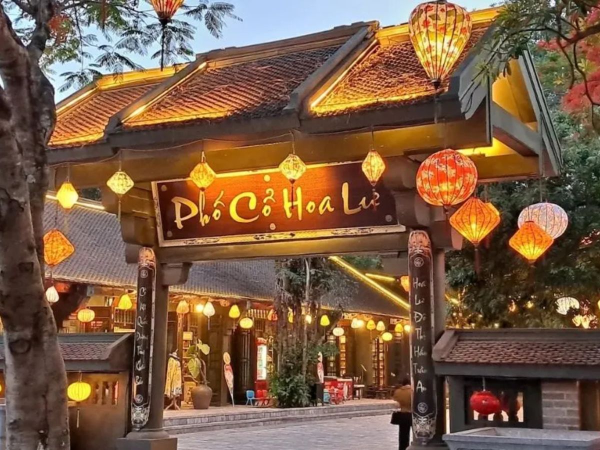 Phố cổ Hoa Lư bên hồ Kỳ Lân với mái ngói, nhà gỗ và đèn lồng. (Chú thích: Sưu tầm).