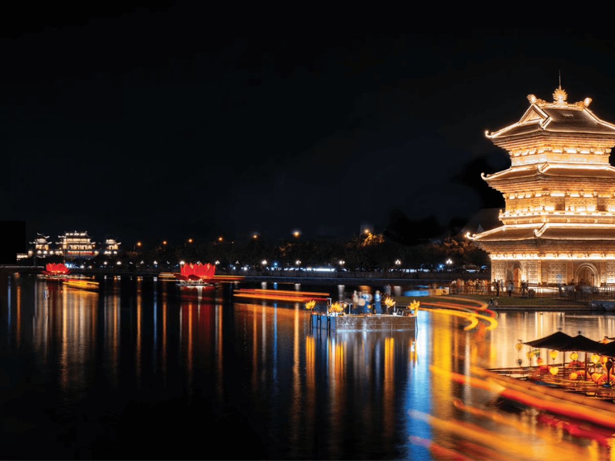 Không gian du lịch đêm tại Phố cổ Hoa Lư bên hồ Kỳ Lân. (Chú thích: Sưu tầm).