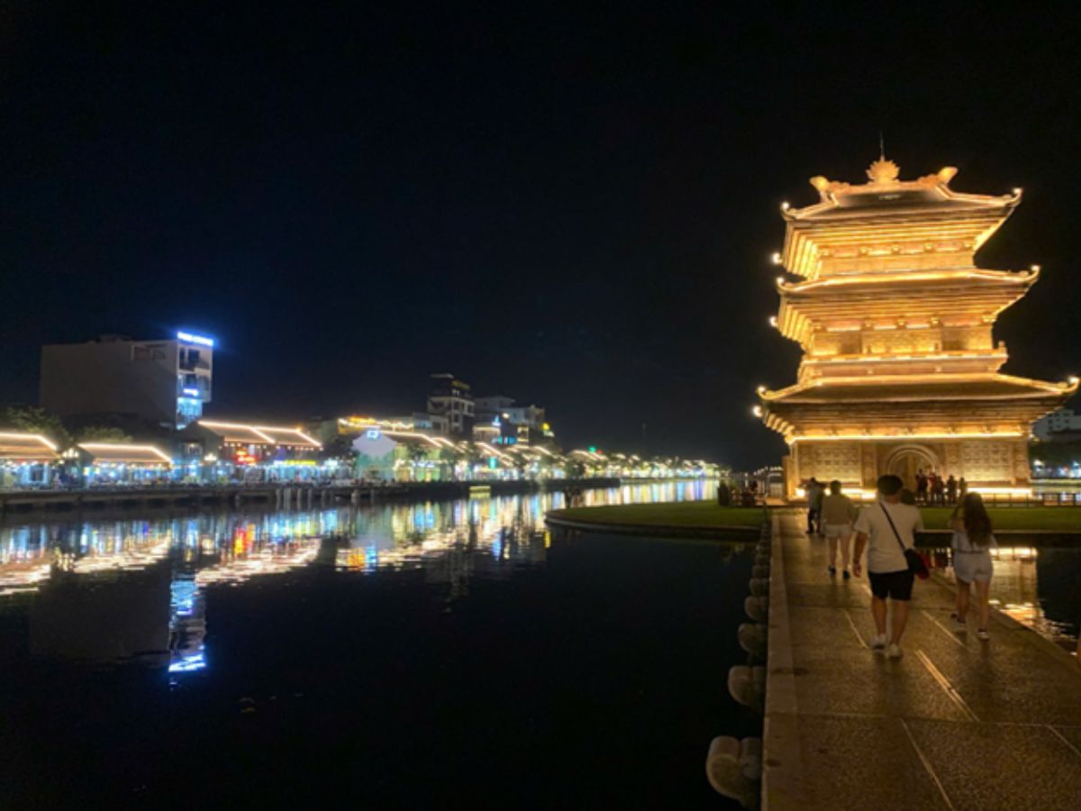 Phố cổ Hoa Lư khi lên đèn bên hồ Kỳ Lân. (Chú thích: Sưu tầm).