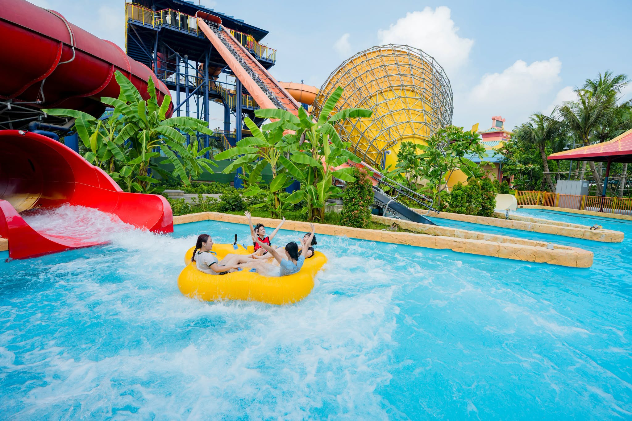 Sun World Ha Nam mang đến không gian vui chơi sôi động với hệ thống máng trượt nước và khu vực giải trí ngoài trời hấp dẫn. (Nguồn: Sưu tầm)