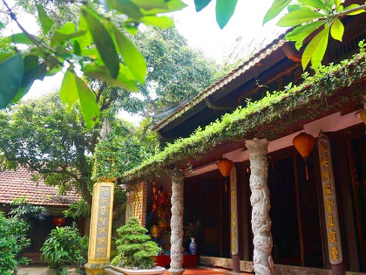 Chùa Khánh Long mang dấu ấn kiến trúc truyền thống với nhiều chi tiết gợi nhớ phong cách Huế. (Nguồn: Sưu tầm)