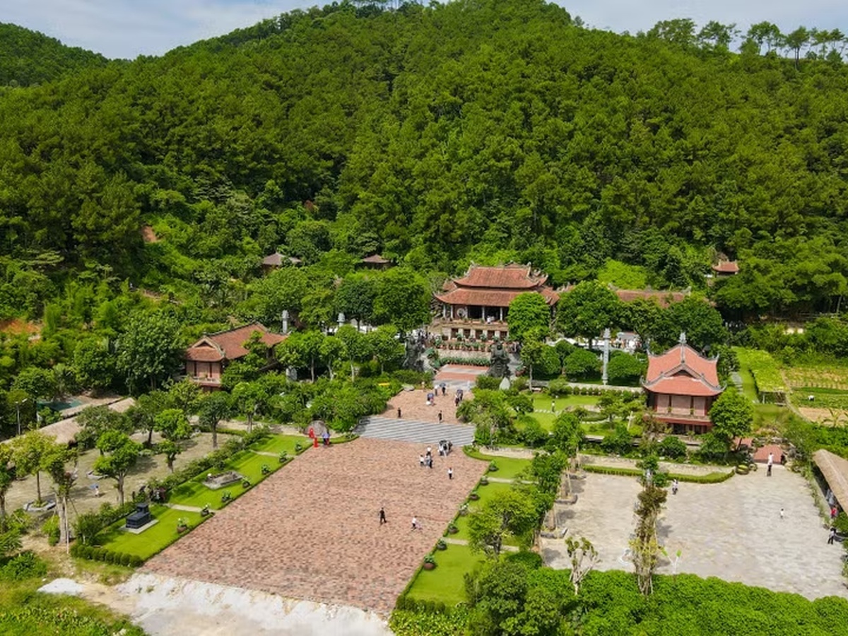 Chùa Địa Tạng Phi Lai mang vẻ thanh tịnh giữa sân sỏi, cây xanh và núi rừng. (Nguồn: Sưu tầm)