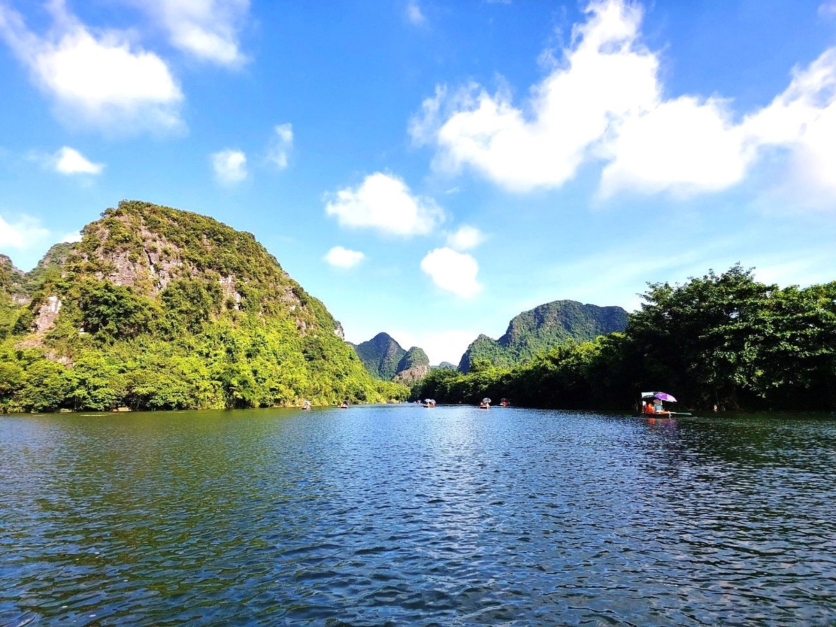 Những chiếc thuyền nối tiếp trên dòng sông làm nổi bật nhịp chuyển động của hành trình Tràng An. (Nguồn: Sưu tầm)