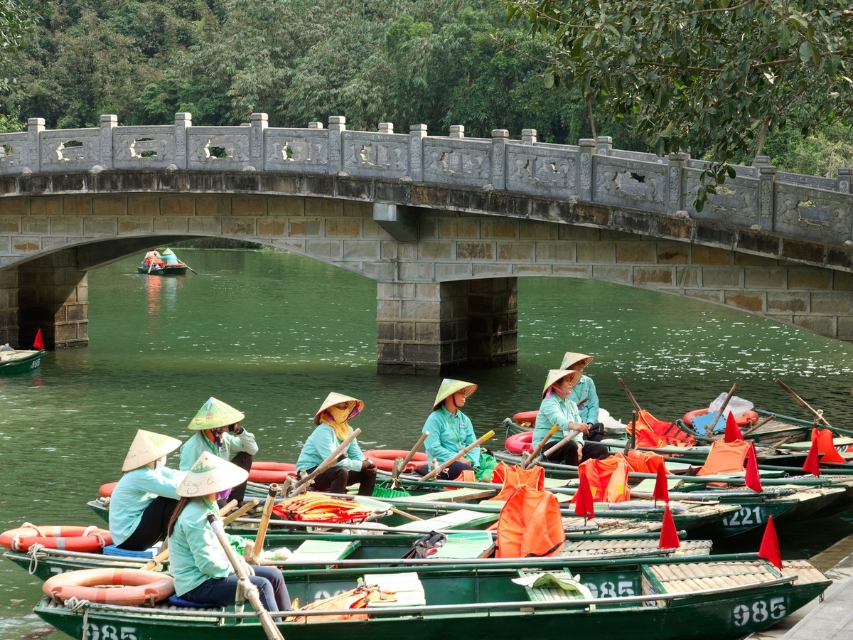 Bến thuyền Tràng An tạo nhịp điệu thị giác với những chiếc thuyền xếp hàng bên cầu đá. (Nguồn: Sưu tầm)