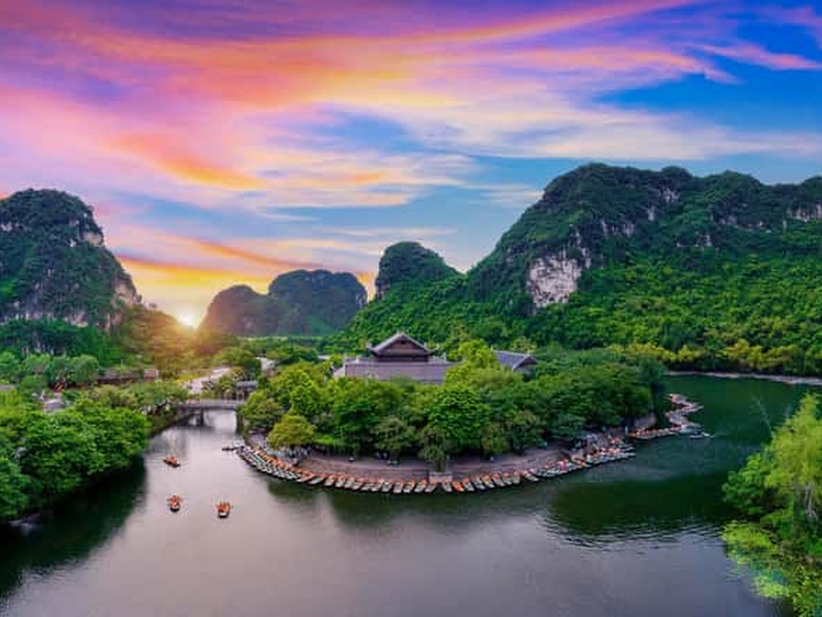 Ánh sáng cuối ngày phủ sắc ấm lên bến thuyền, mặt nước và những dãy núi Tràng An. (Nguồn: Sưu tầm)