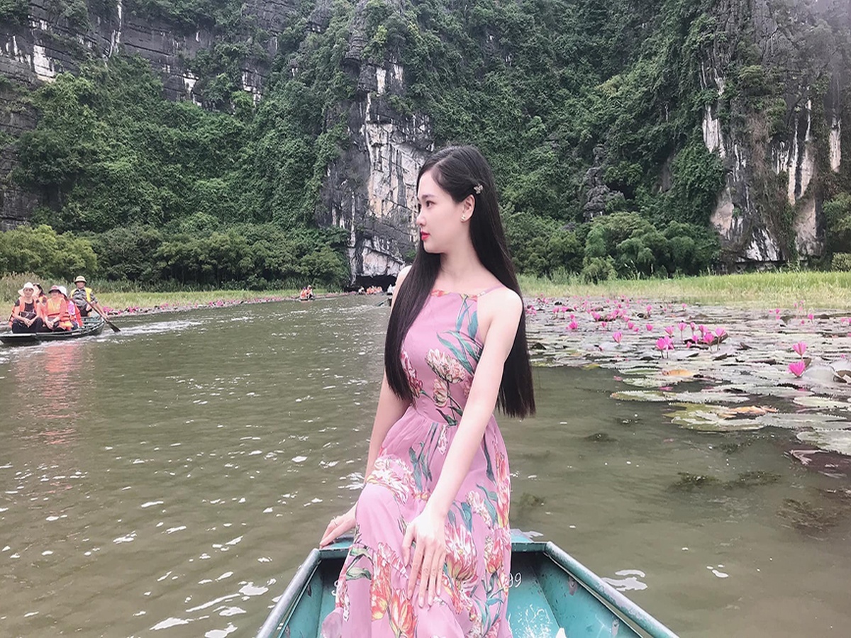 Góc chụp từ đầu thuyền đưa nhân vật, dòng sông và núi đá vào cùng khung hình. (Nguồn: Sưu tầm)