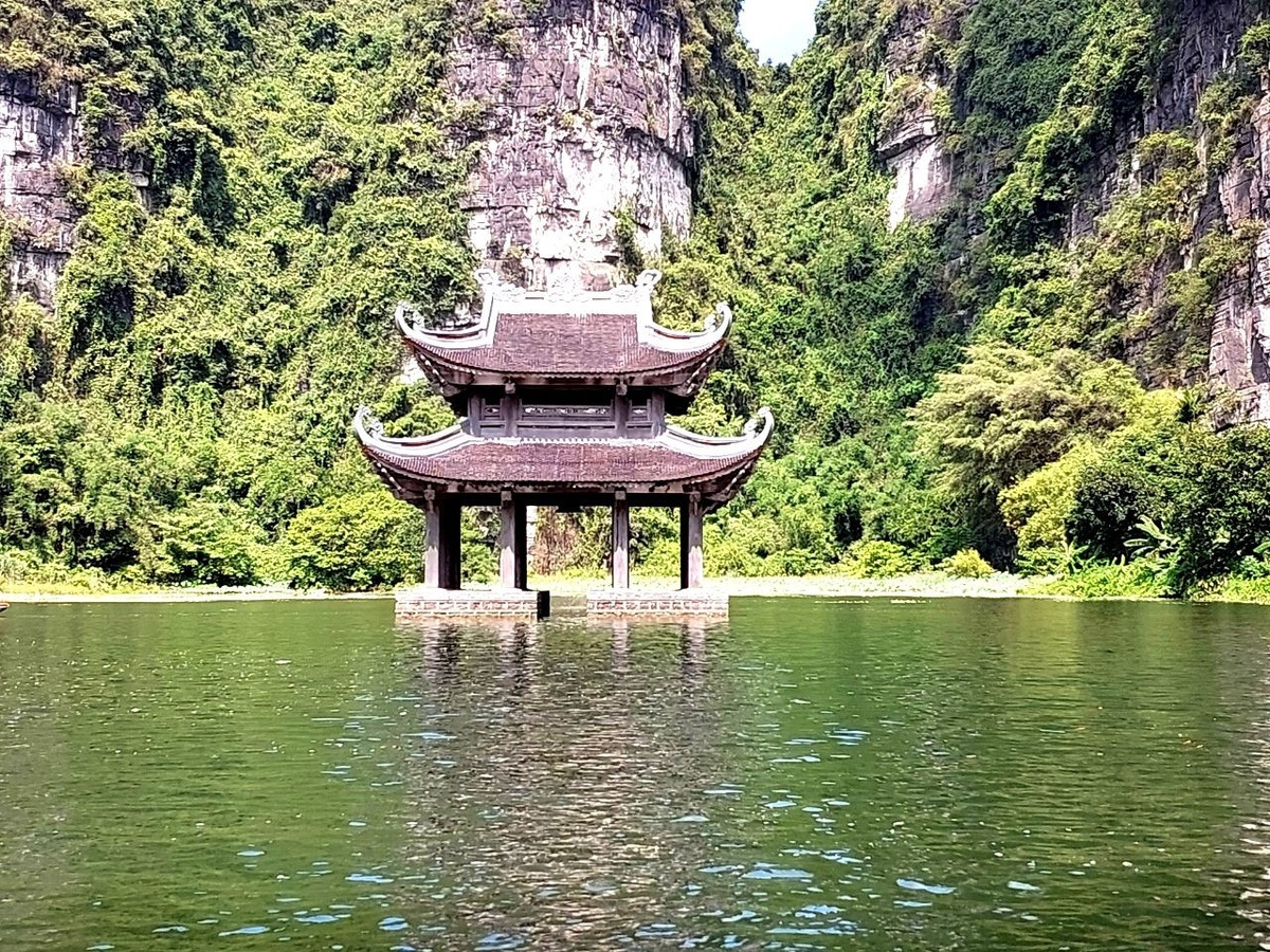 Thủy đình cùng bóng phản chiếu trên mặt nước tạo nên bố cục cân đối giữa núi đá Tràng An. (Nguồn: Sưu tầm)