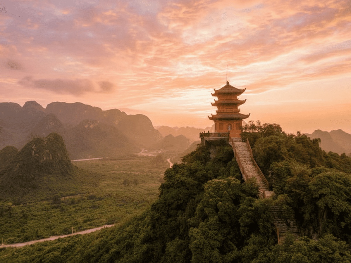 Chùa Ngọc nằm trên đỉnh núi, mở ra tầm nhìn rộng về phía hồ và quần thể Tam Chúc. (Nguồn: Sưu tầm)