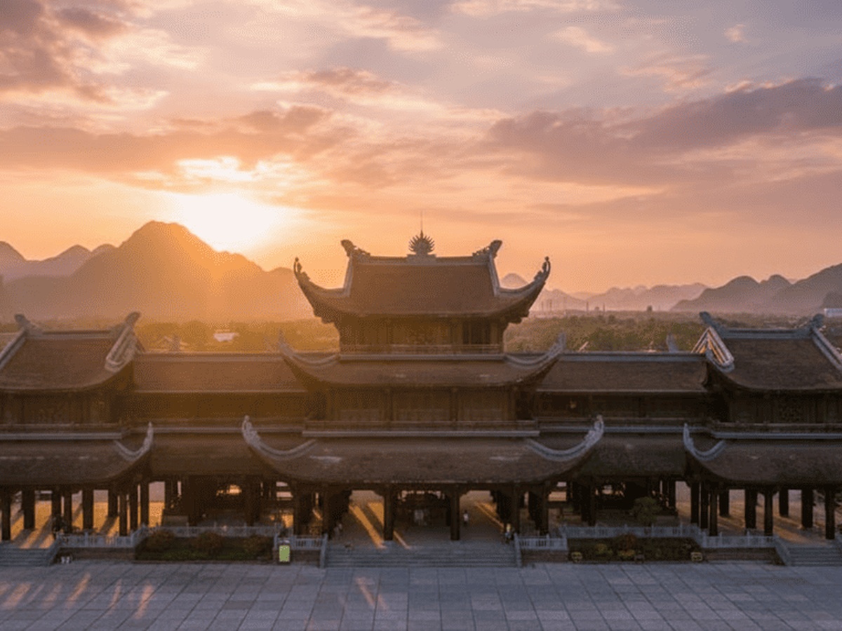 Cổng Tam Quan Tam Chúc nổi bật với kiến trúc nhiều tầng mái giữa không gian núi non lúc hoàng hôn. (Nguồn: Sưu tầm)