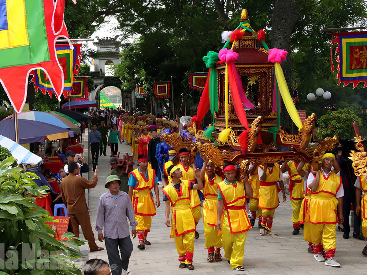 Đoàn rước kiệu trang trọng tại lễ hội đền Trần Thương, tái hiện nét tín ngưỡng và truyền thống văn hóa lâu đời. (Nguồn: Sưu tầm)