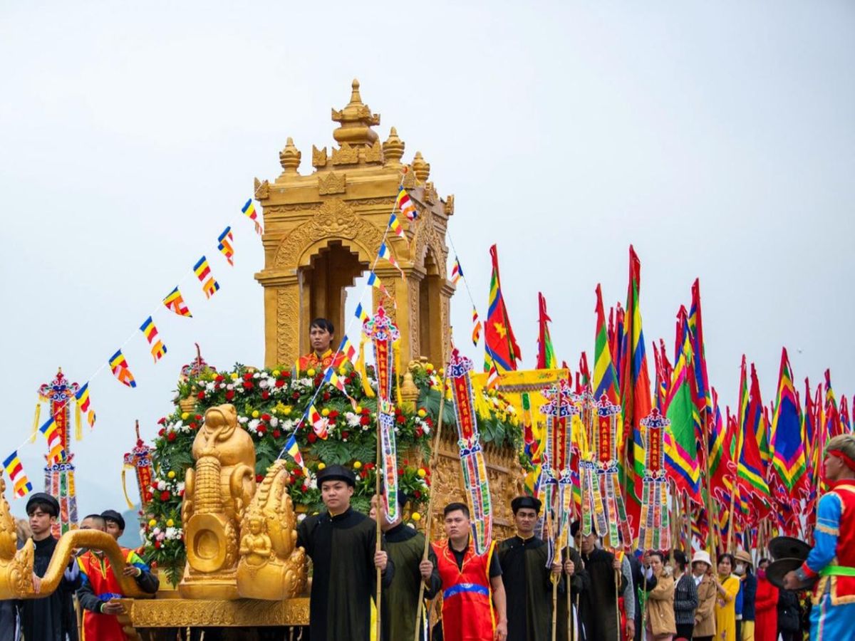 Lễ hội chùa Tam Chúc rộn ràng với đoàn rước, cờ hội và nghi thức truyền thống trong không gian văn hóa Phật giáo. (Nguồn: Sưu tầm)
