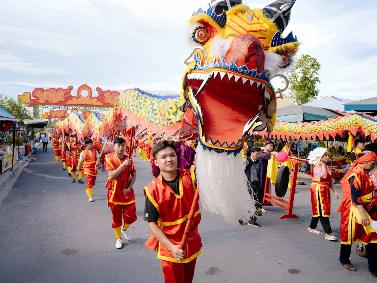 Đoàn múa rồng sôi động trong lễ hội Lảnh Giang, tái hiện sinh hoạt văn hóa dân gian đặc sắc của Hà Nam. (Nguồn: Sưu tầm)