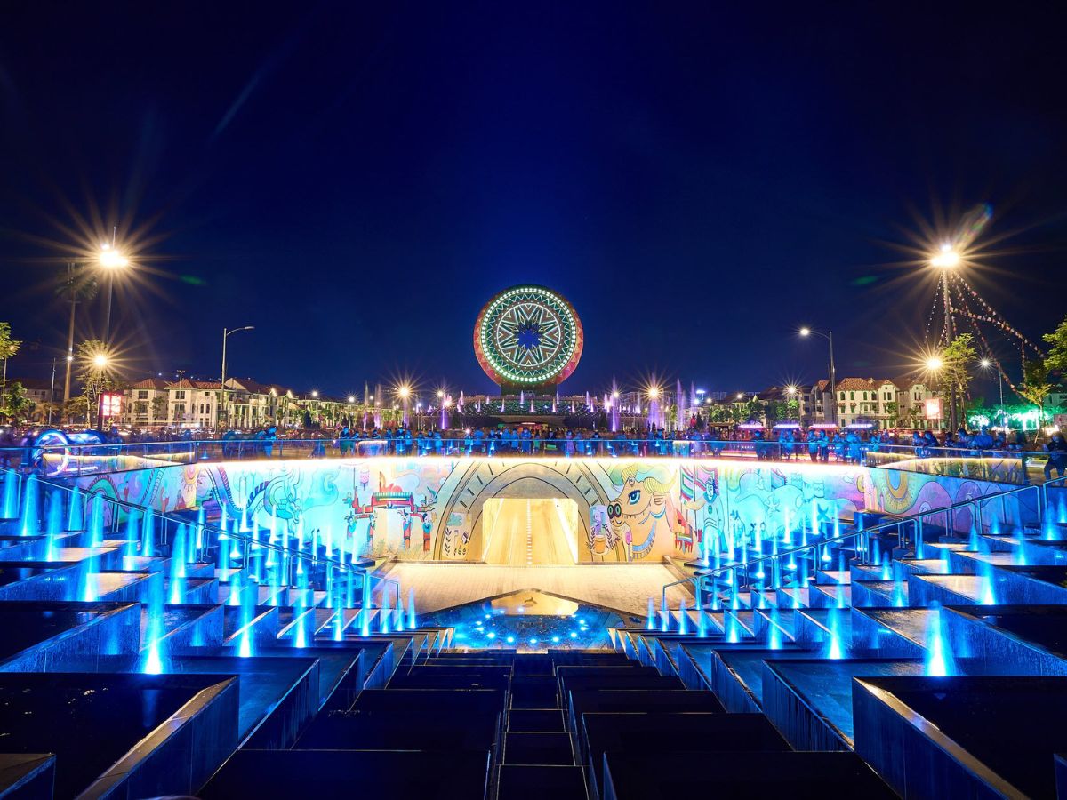 Quảng trường Thời Đại Hà Nam rực rỡ về đêm, là điểm dừng chân thú vị trong hành trình khám phá và vui chơi tại Hà Nam. (Nguồn: Sưu tầm)