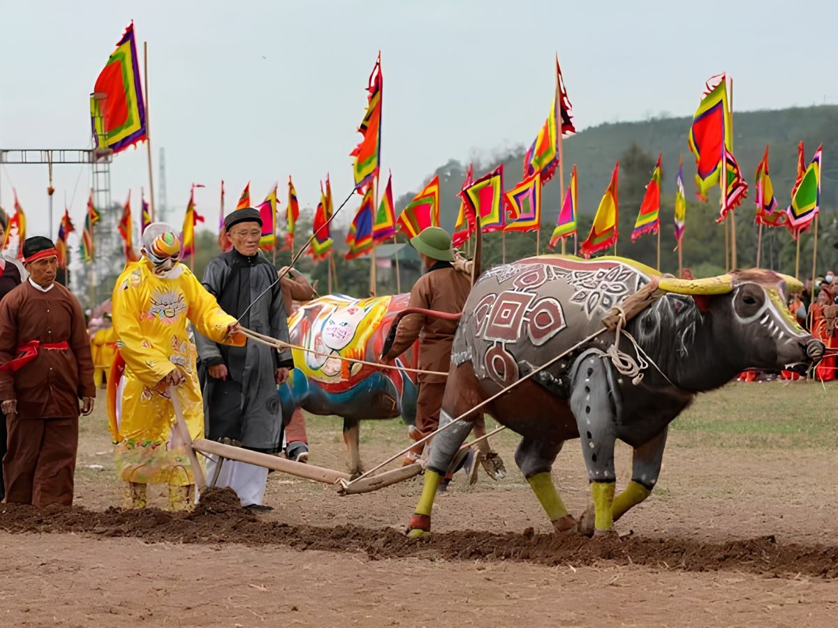 Nghi thức xuống đồng tại lễ hội Tịch điền Đọi Sơn tái hiện truyền thống khuyến nông, cầu mùa màng bội thu. (Nguồn: Sưu tầm)