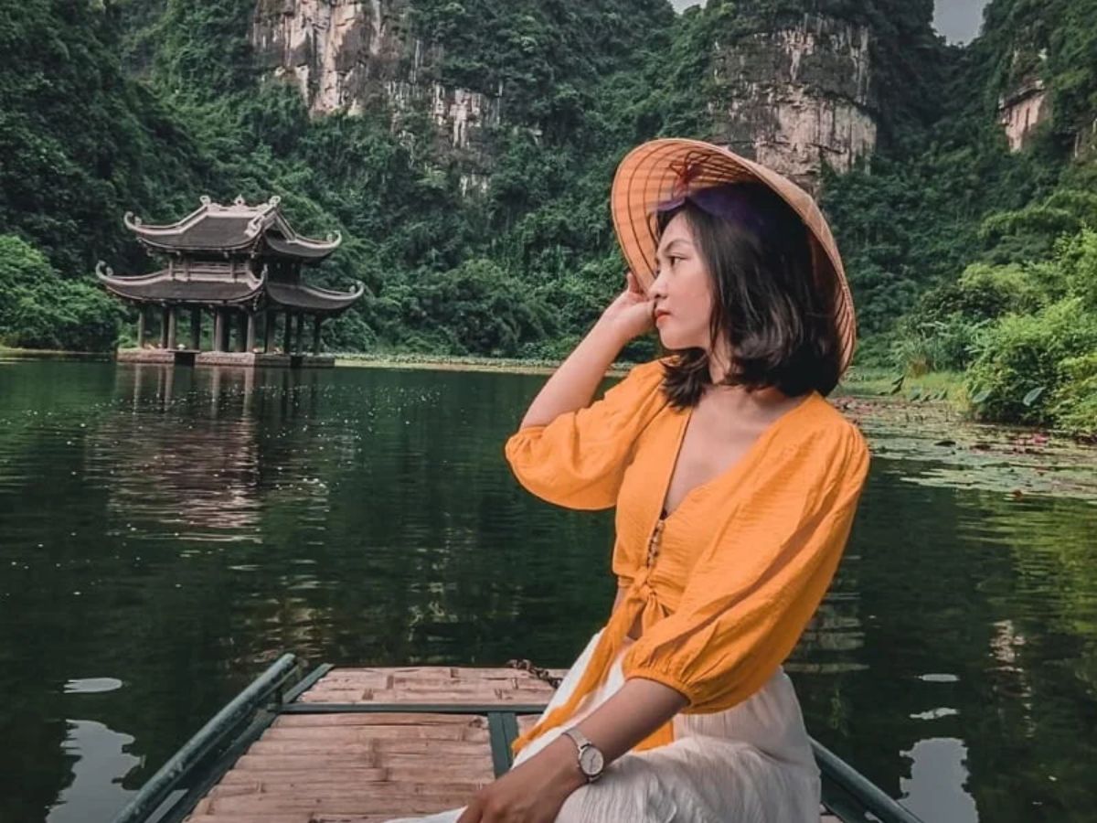 Ngồi thuyền len qua những dãy núi đá, du khách dễ dàng có được những khung hình check-in ấn tượng tại Tràng An. (Nguồn: Sưu tầm)