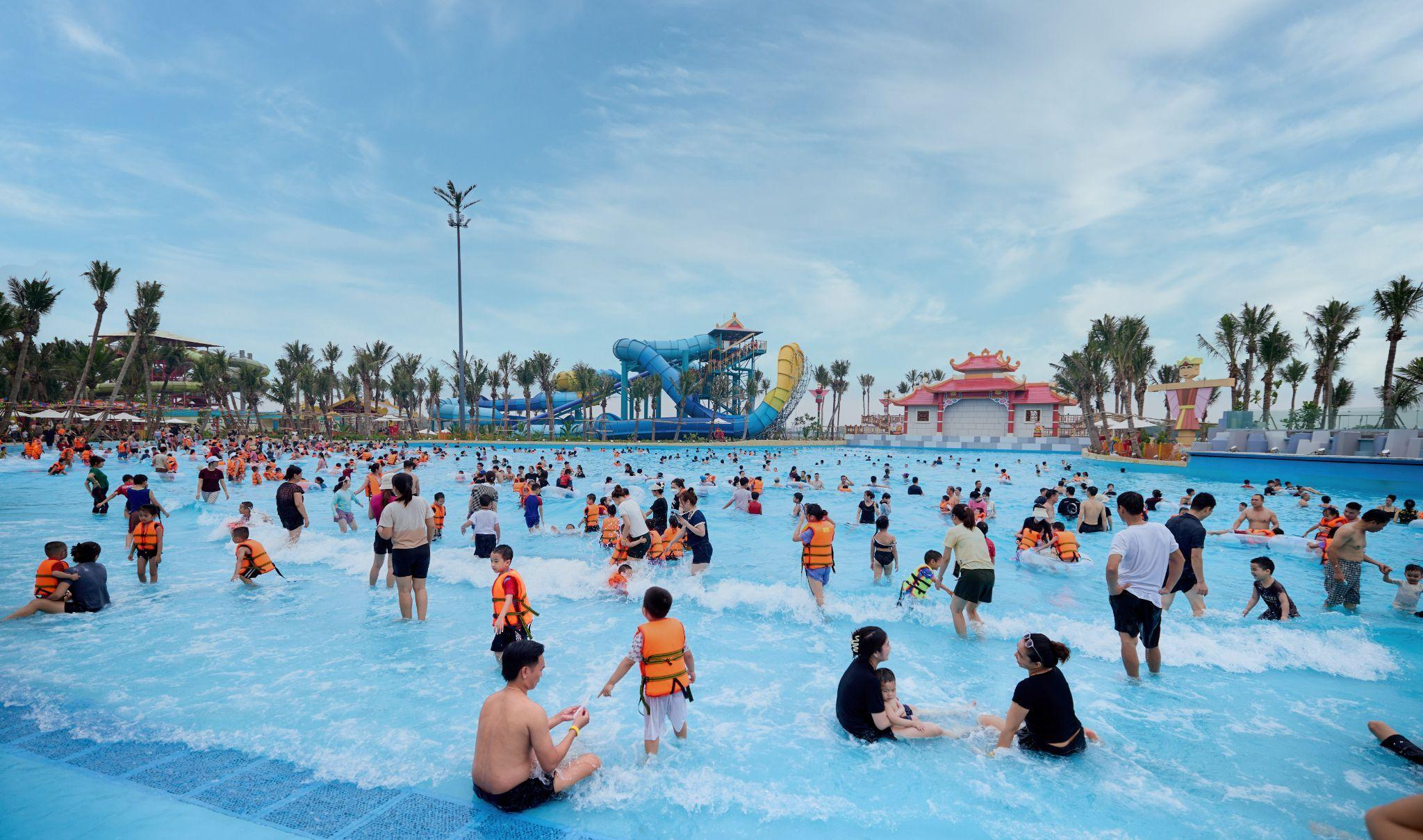 Du khách tận hưởng những khoảnh khắc vui chơi sôi động tại Sun World Ha Nam. (Nguồn: Sưu tầm)