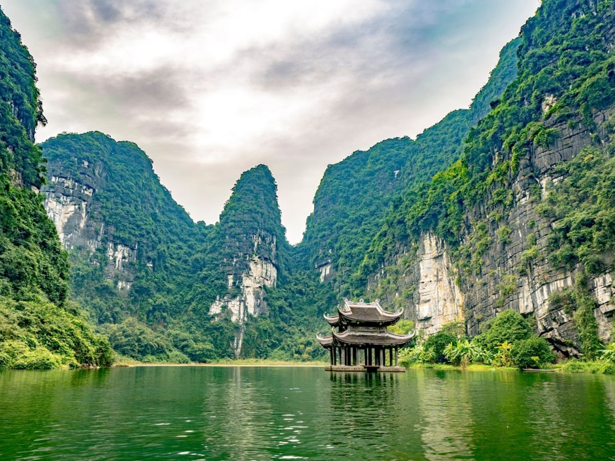 Không gian thiên nhiên Ninh Bình tháng 10 khoác lên vẻ yên bình, thích hợp cho những chuyến du ngoạn và khám phá ngoài trời. (Nguồn: Sưu tầm)