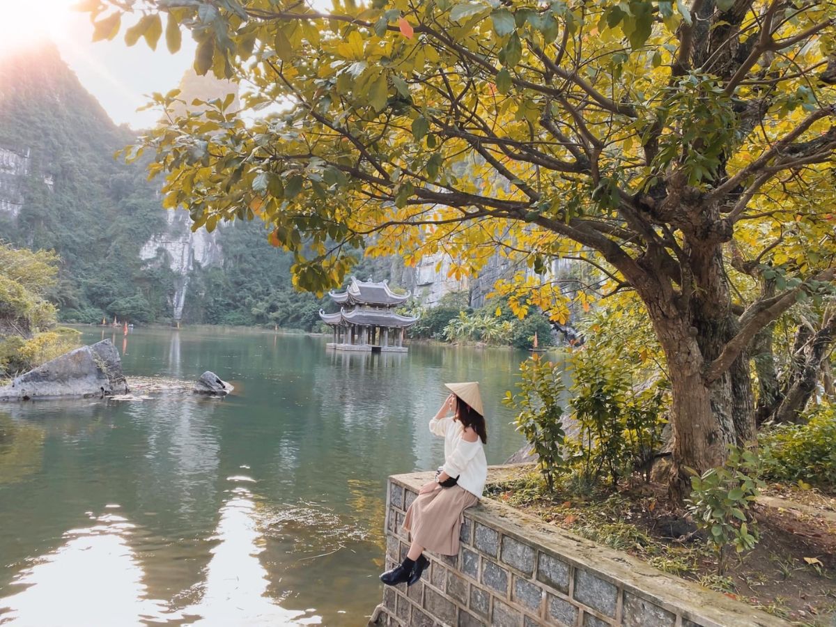 Tuyến 3 đưa du khách len thuyền qua những hang động đặc sắc và chiêm ngưỡng cảnh đẹp Tràng An. (Nguồn: Sưu tầm)