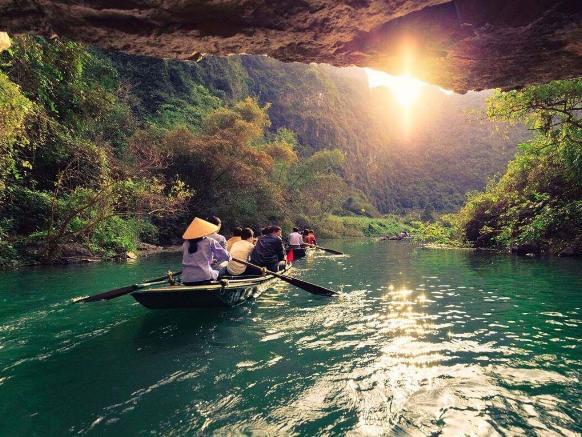 Chuyến thuyền Tràng An mở ra hành trình khám phá núi non, hang động và cảnh sắc thiên nhiên đặc trưng. (Nguồn: Sưu tầm)