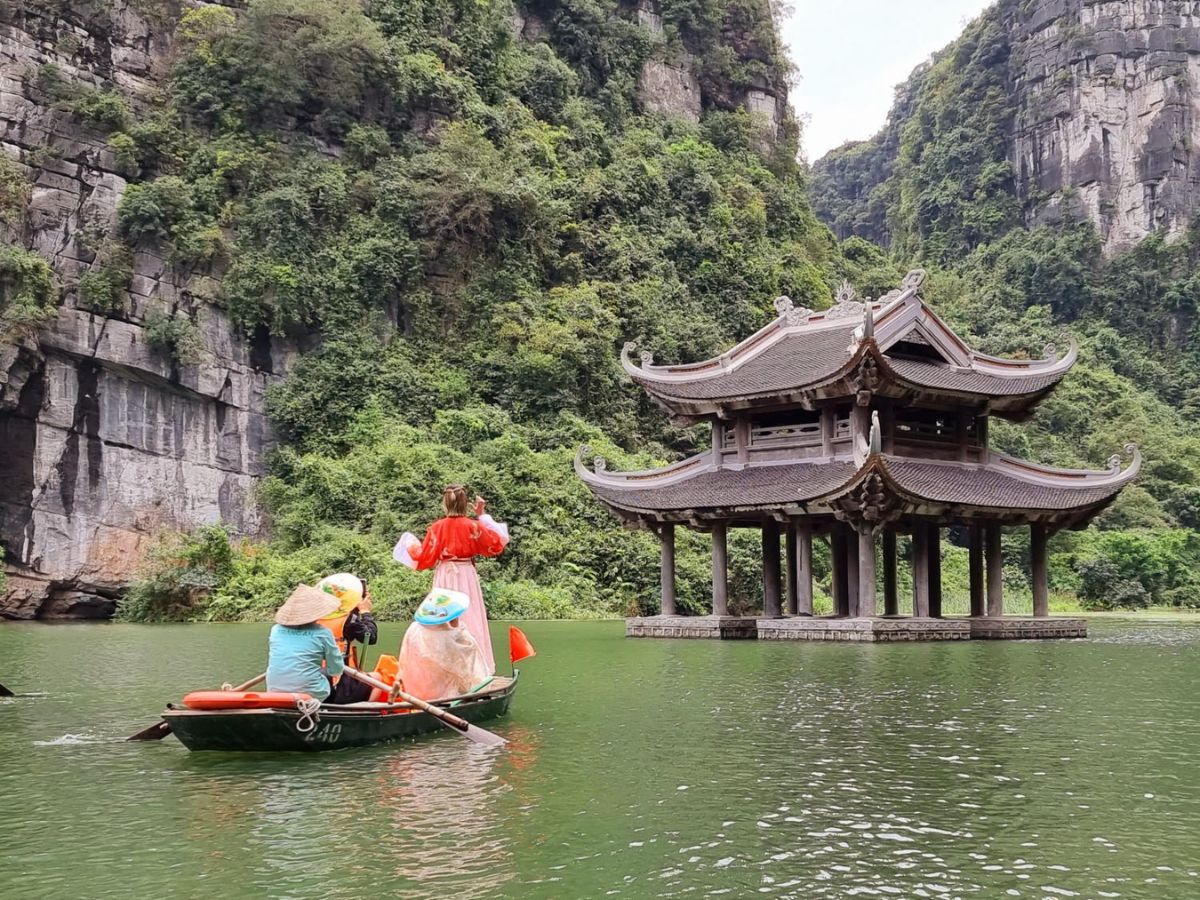 Tuyến 2 mở ra hành trình len qua hang động và ghé thăm những không gian tâm linh yên bình. (Nguồn: Sưu tầm)