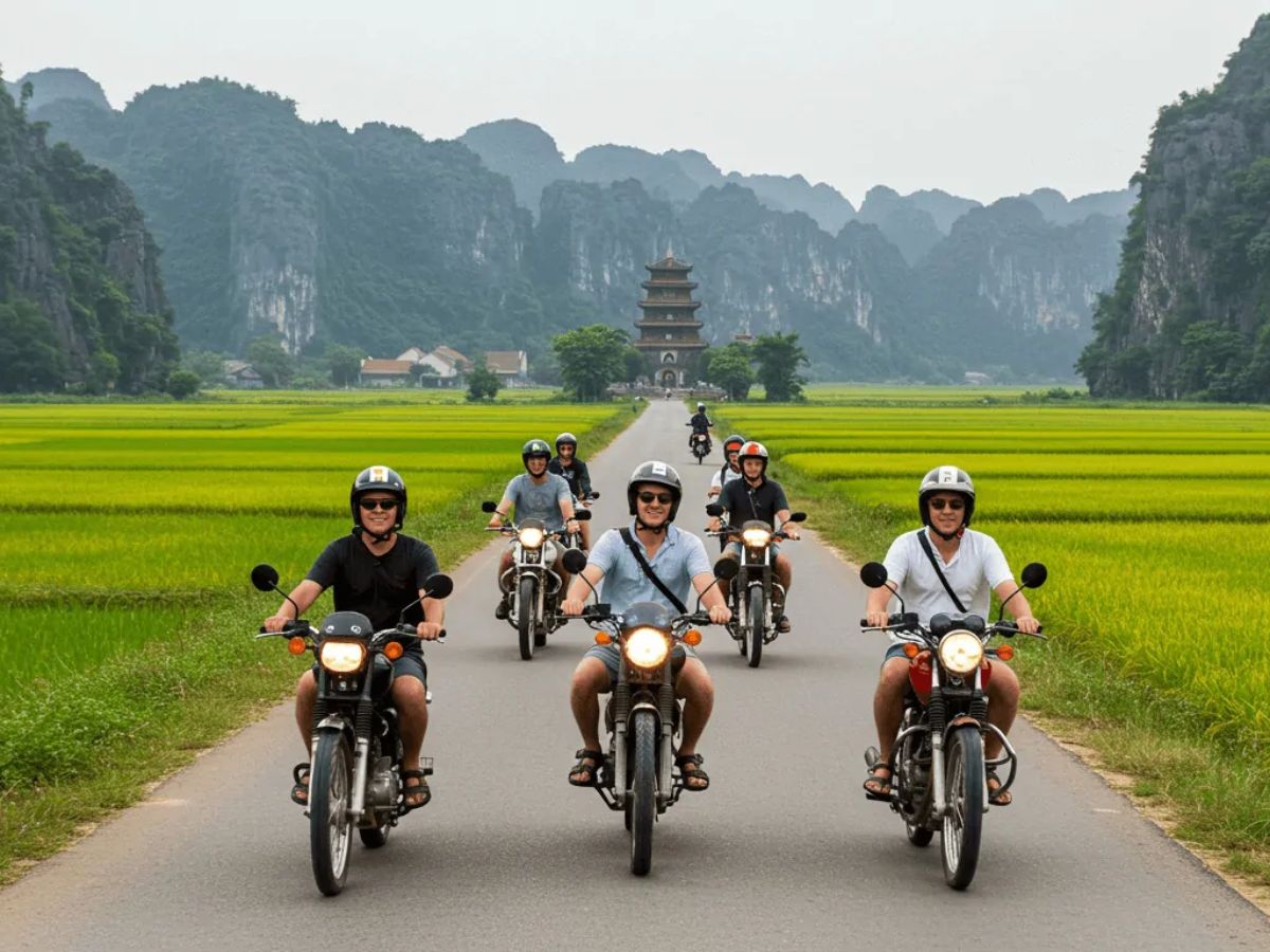 Xe máy là lựa chọn thuận tiện để du khách tự do di chuyển và khám phá cảnh sắc Ninh Bình. (Nguồn: Sưu tầm)