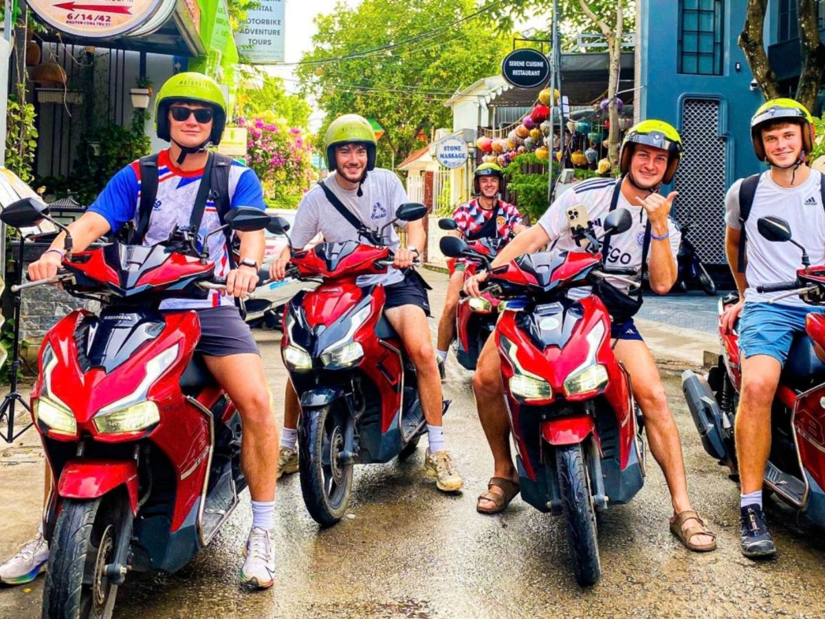 Du khách nên tham khảo giá và chính sách thuê trước khi nhận xe để chủ động chi phí cho hành trình khám phá Ninh Bình. (Nguồn: Sưu tầm)