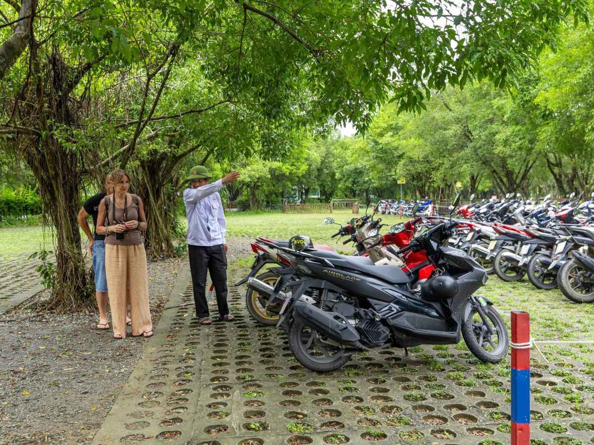 Tùy vào lịch trình tham quan ở Ninh Bình mà du khách có thể chọn thuê ô tô hay xe máy để đi lại thuận tiện hơn. (Nguồn: Sưu tầm)