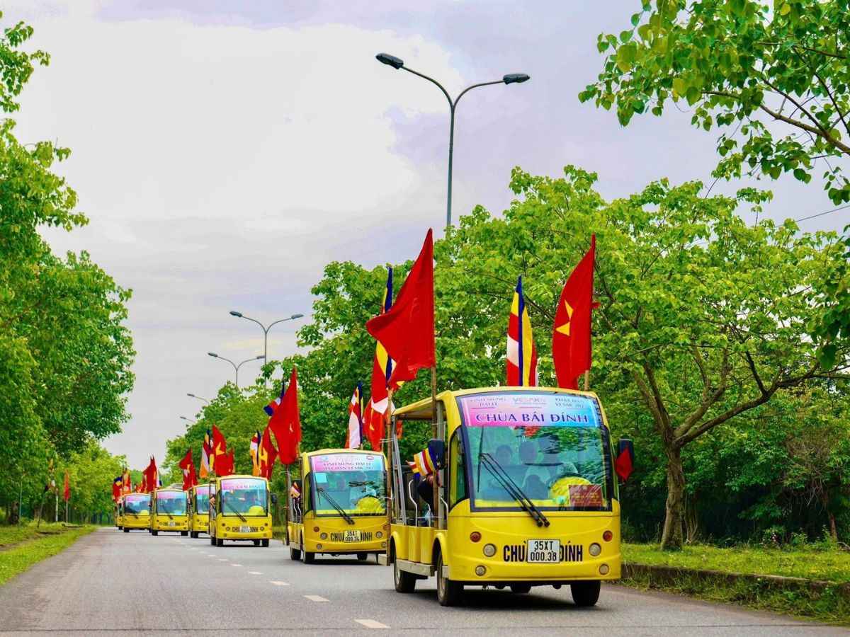 Điểm khác biệt giữa vé xe điện khứ hồi và vé xe điện trung chuyển Chùa Bái Đính nằm ở phạm vi di chuyển và các dịch vụ đi kèm. (Nguồn: Sưu tầm)