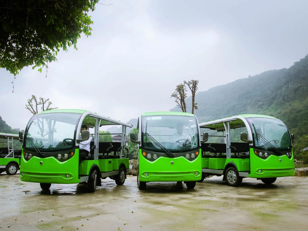 Xe điện là phương tiện thuận tiện giúp du khách tham quan và di chuyển quanh khu vực Phố cổ Hoa Lư. (Nguồn: Sưu tầm)