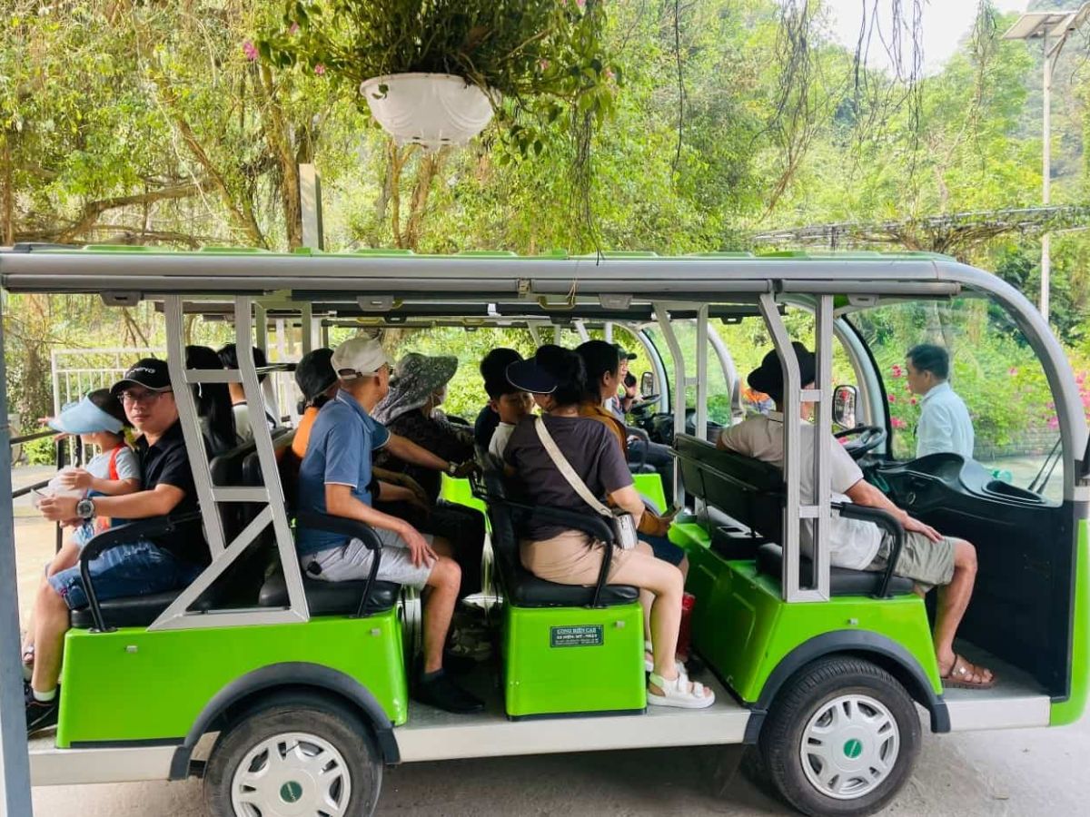 Giá xe điện tại Ninh Bình có thể thay đổi tùy quãng đường, số người và hình thức phục vụ. (Nguồn: Sưu tầm)