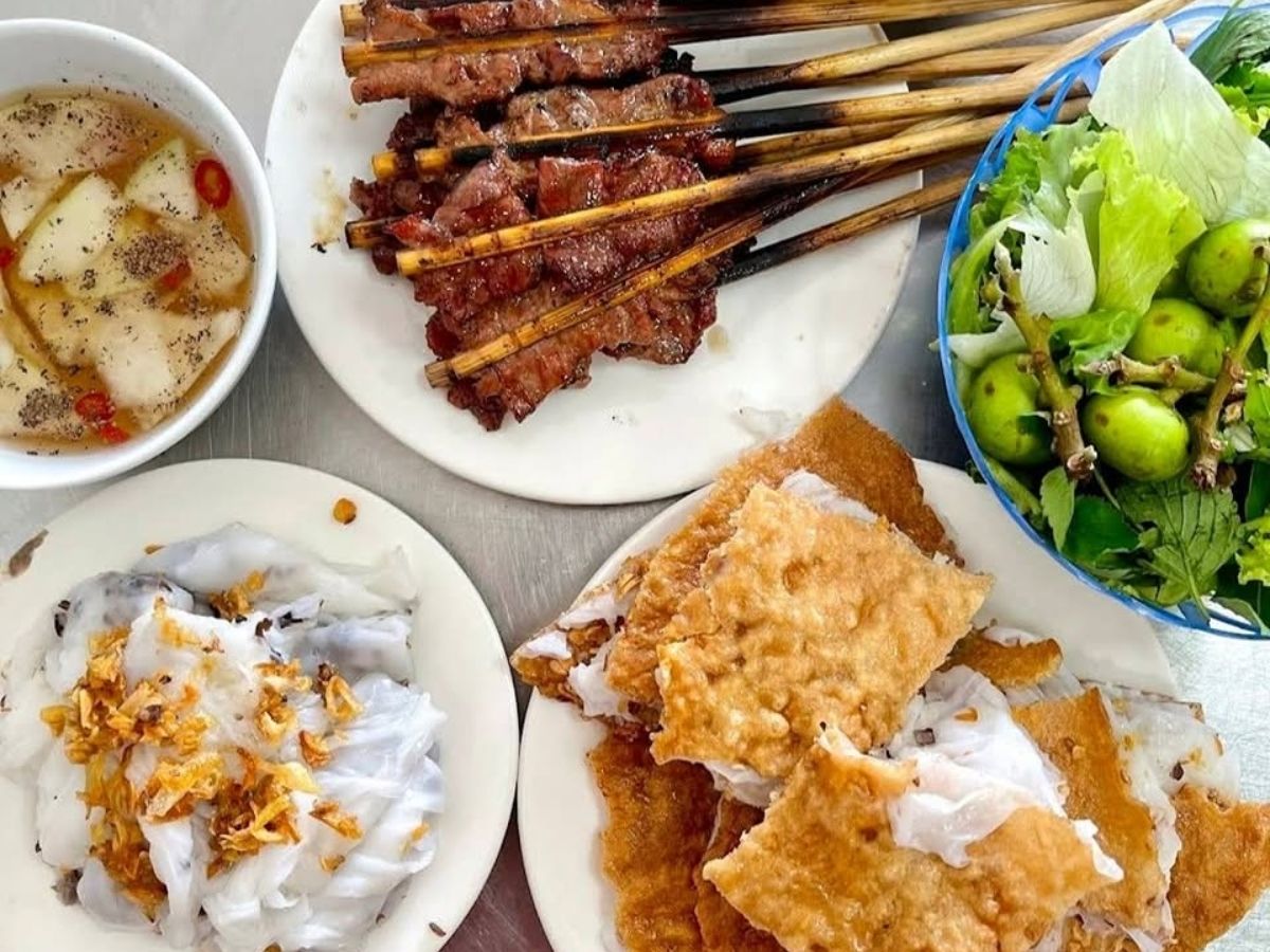 Bánh cuốn Ninh Bình mềm thơm, ăn cùng chả nướng, hành phi và nước chấm đậm đà. (Nguồn: Sưu tầm)