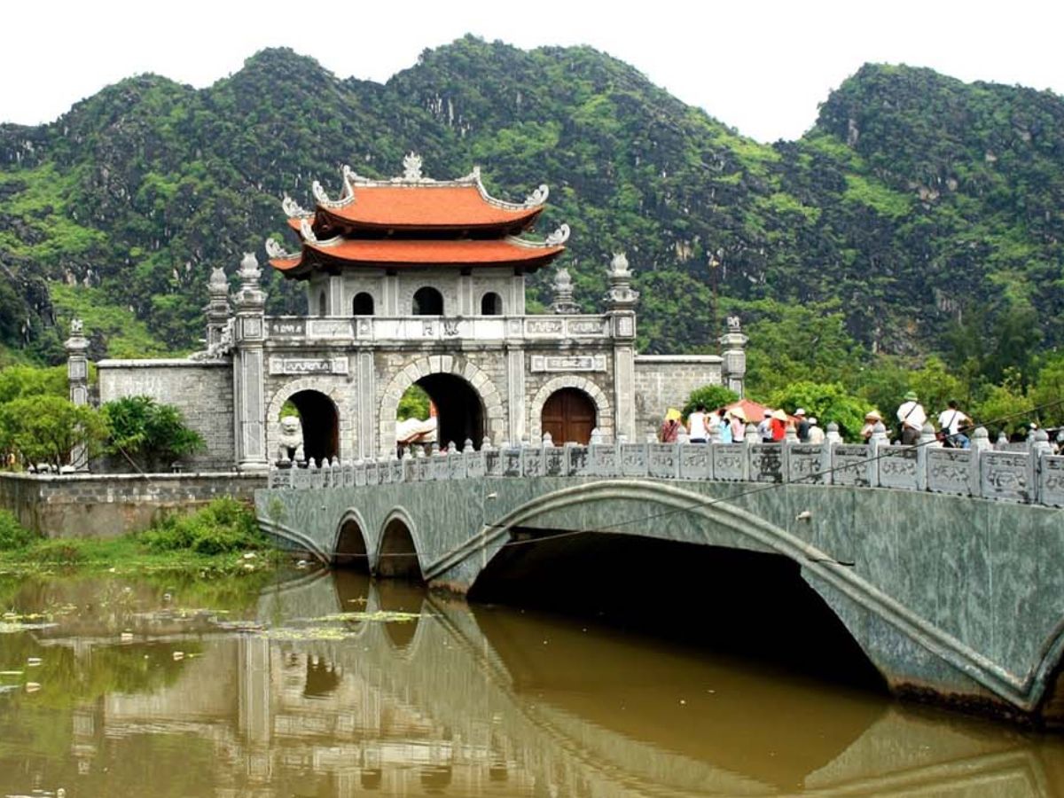 Du khách có thể kết hợp thưởng thức ẩm thực với tham quan Cố đô và Phố cổ Hoa Lư. (Nguồn: Sưu tầm)