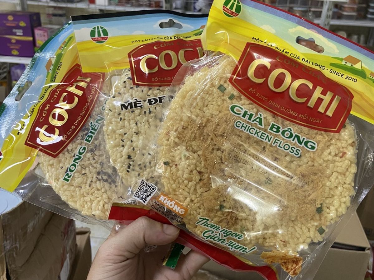 Du khách nên kiểm tra kỹ bao bì, nguồn gốc và hạn sử dụng trước khi mua cơm cháy làm quà. (Nguồn: Sưu tầm)