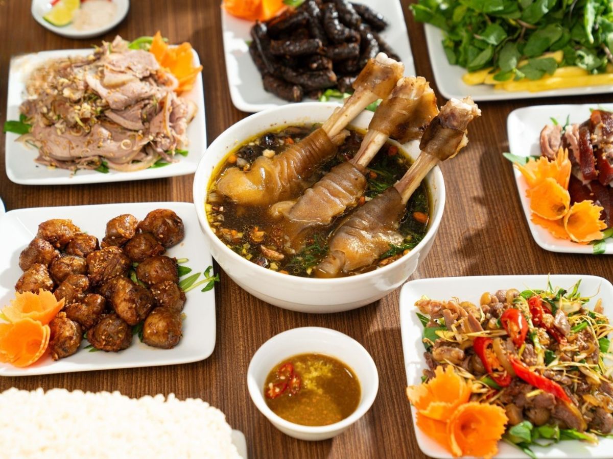 Nhà hàng Lương Thương 7 phục vụ nhiều món dê hấp dẫn, phù hợp cho bữa tối cùng gia đình và nhóm bạn. (Nguồn: Sưu tầm)