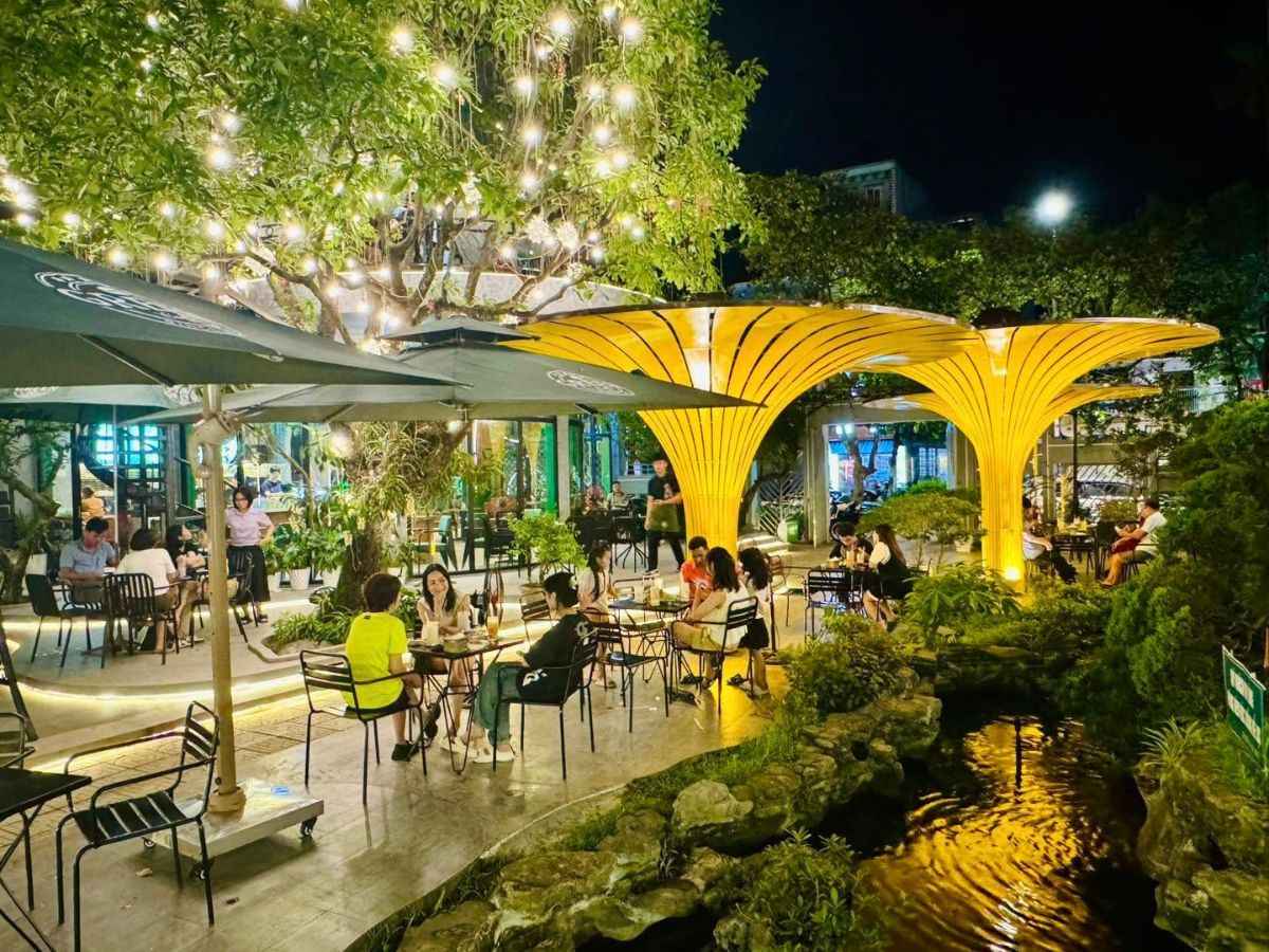 Green Coffee Hà Nam sở hữu không gian xanh mát, rộng rãi và kết hợp hồ cá Koi ngoài trời cực chill. (Nguồn: Sưu tầm)