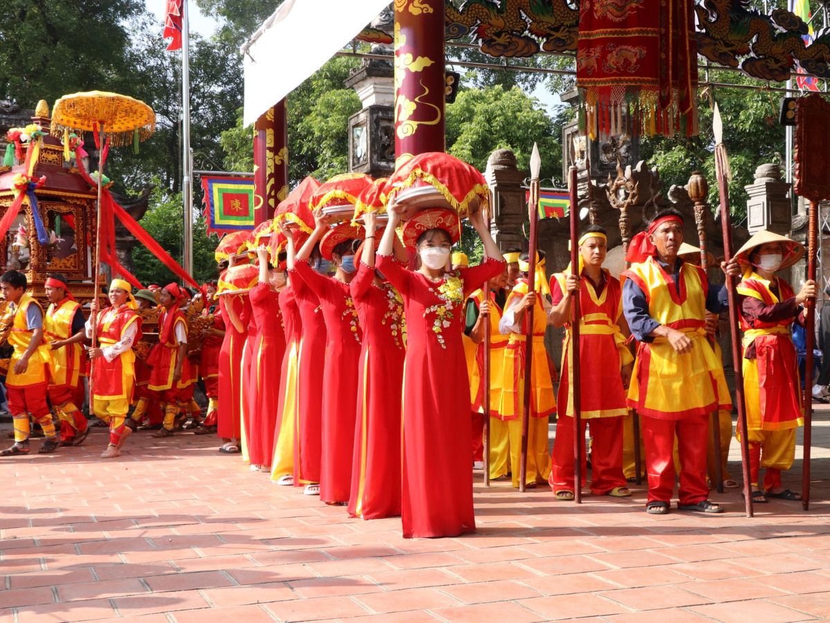 Lễ hội Đền Trần Thương diễn ra vào tháng Tám âm lịch, thu hút đông đảo người dân và du khách về dâng hương. (Nguồn: Sưu tầm)