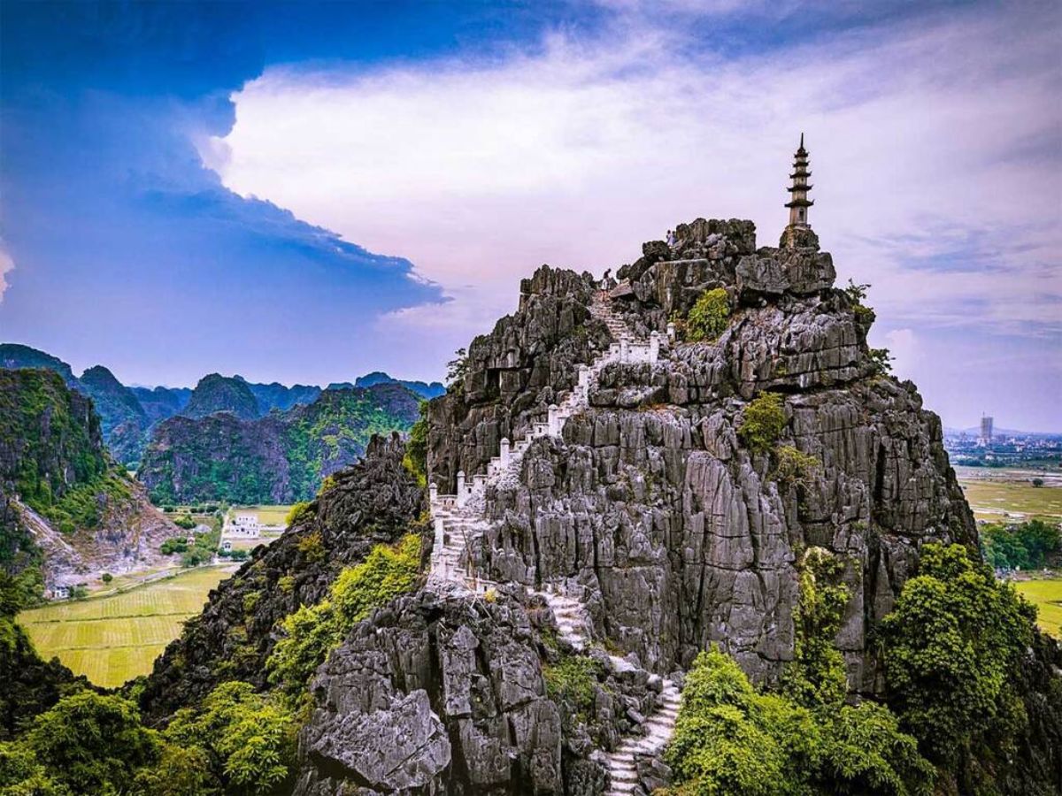 Núi Ngọa Long trong những ngày nhiều mây và có sương. (Nguồn: Sưu tầm).
