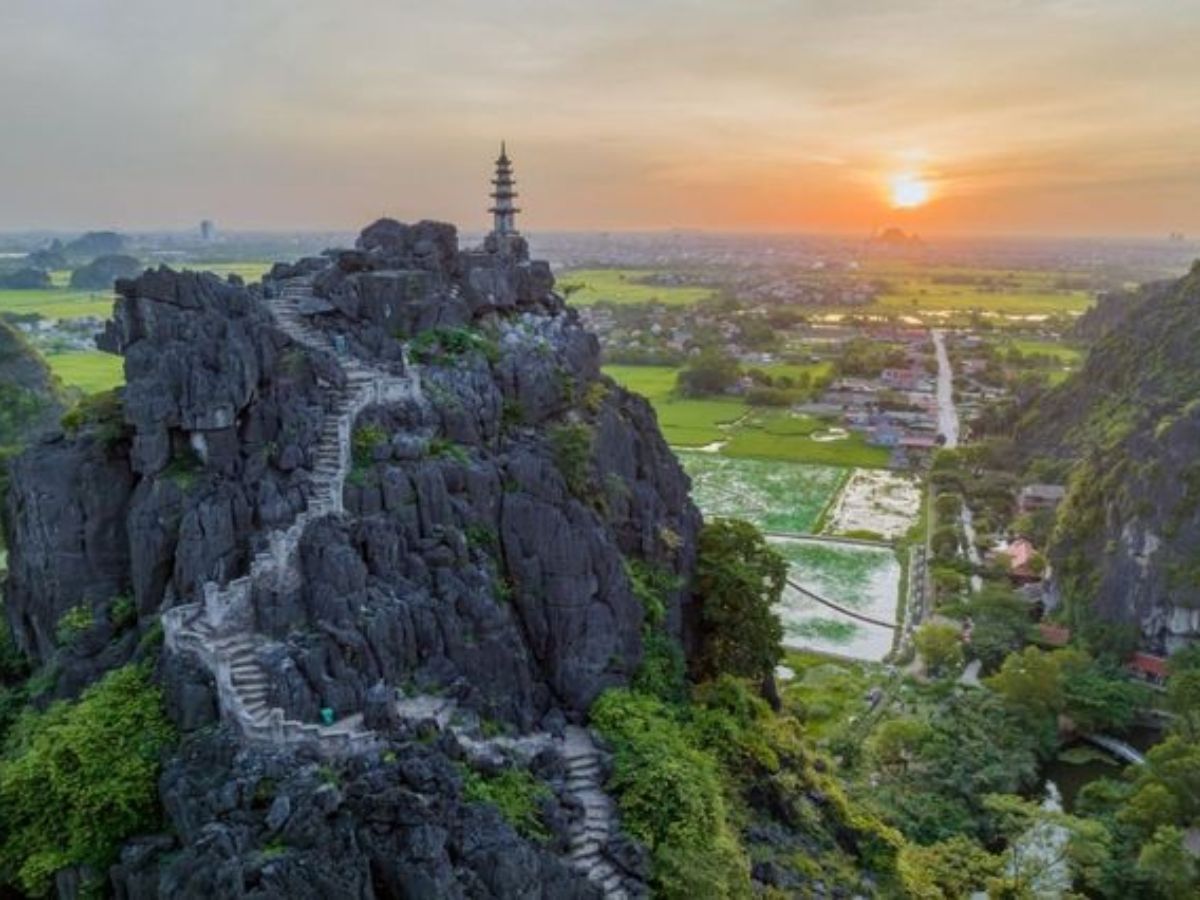 Du khách chinh phục hệ thống bậc đá lên đỉnh Ngọa Long. (Nguồn: Sưu tầm).