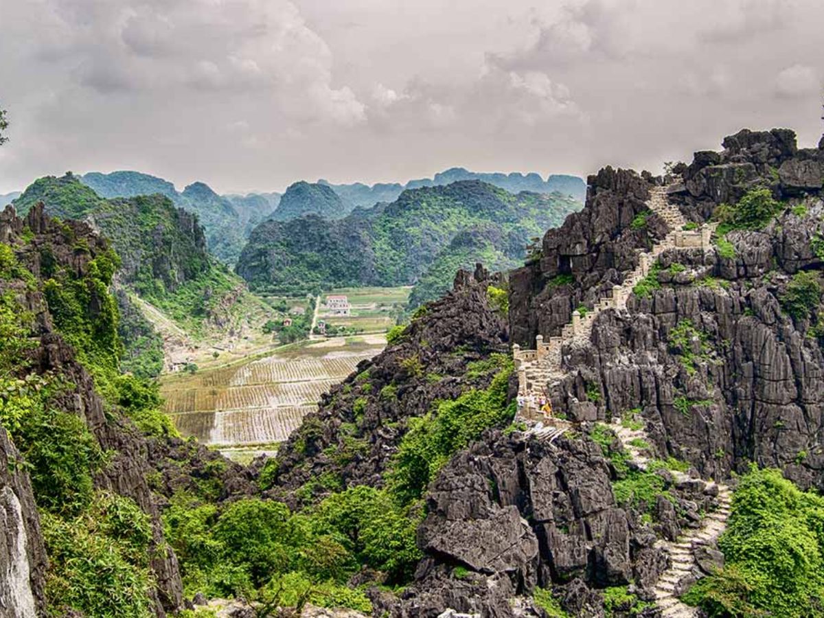 Bình minh trên đỉnh Ngọa Long với biển mây phía dưới. (Nguồn: Sưu tầm).