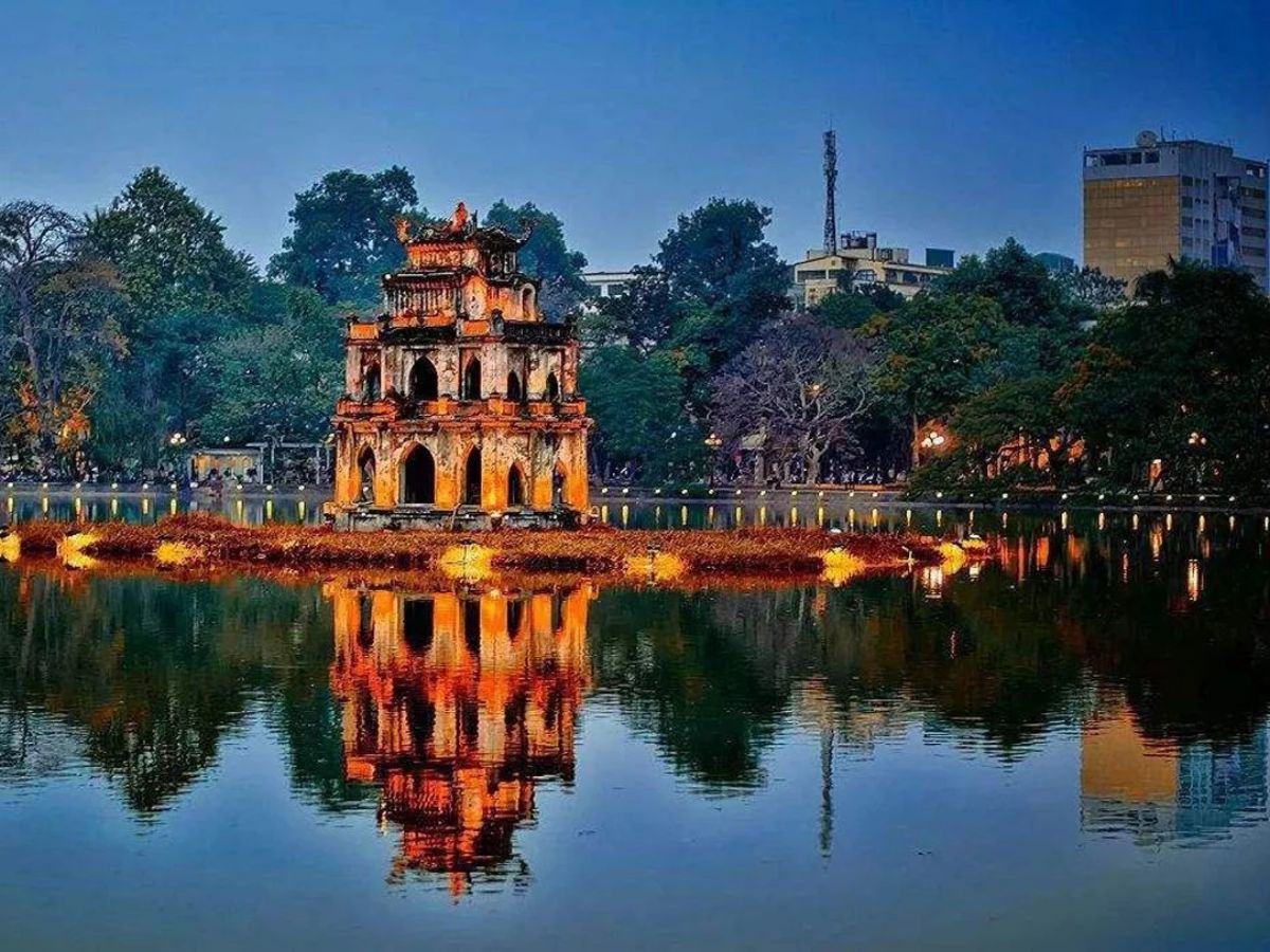 Hồ Hoàn Kiếm và không gian phố phường Hà Nội trong tiết trời mùa thu. (Nguồn: Sưu tầm).