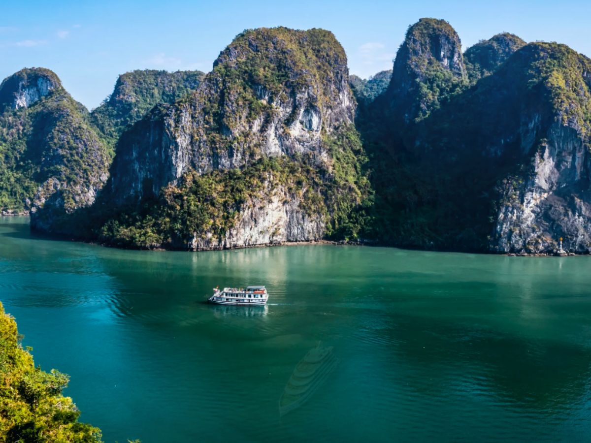 Cảnh quan Vịnh Hạ Long trong hành trình khám phá miền Bắc tháng 10. (Nguồn: Sưu tầm).