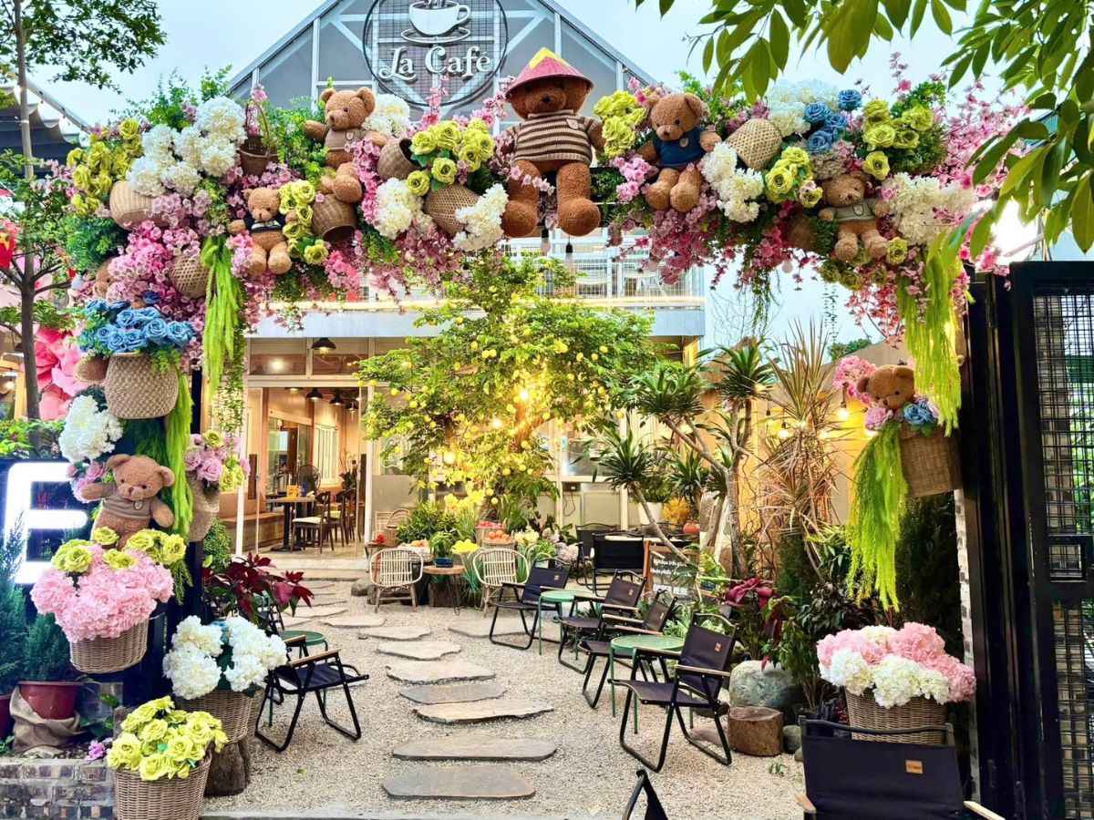 Việc chọn trang phục phù hợp concept trang trí của quán sẽ giúp bạn lên hình đẹp hơn. (Nguồn: Sưu tầm)