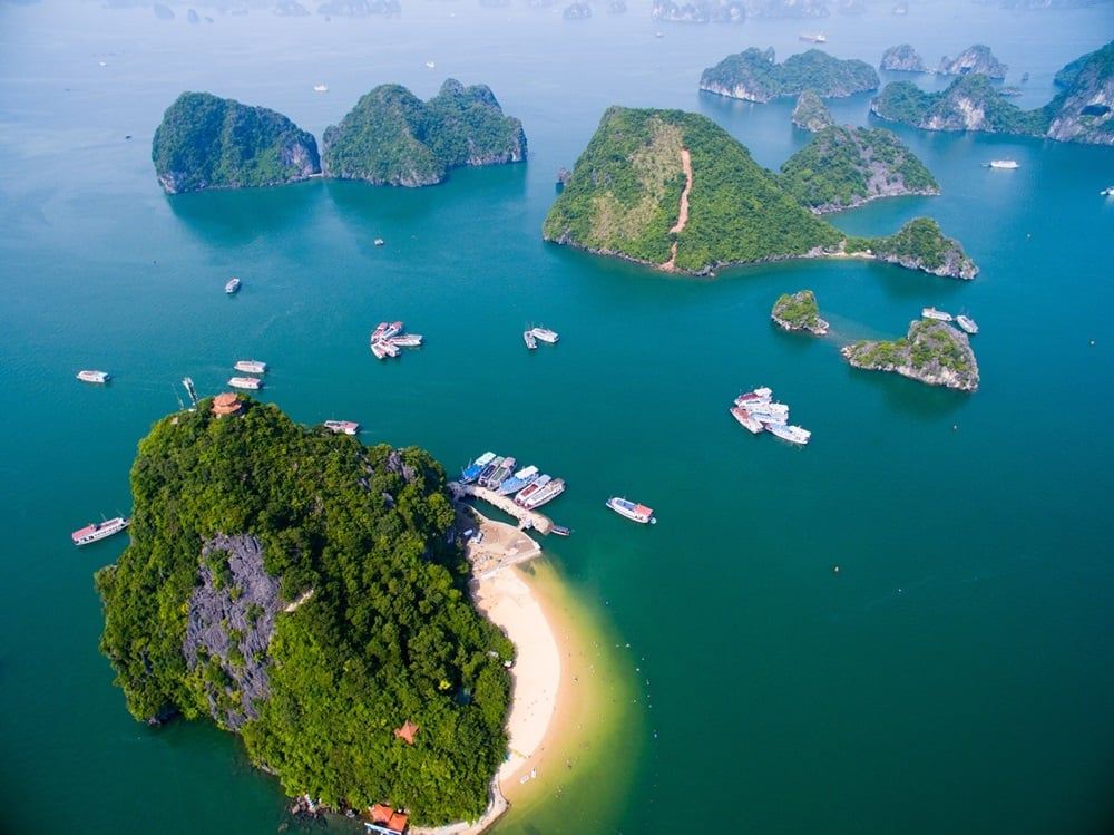 Đảo Ti Tốp được mệnh danh là hòn ngọc quý trong lòng kỳ quan. (Nguồn: Sưu tầm)