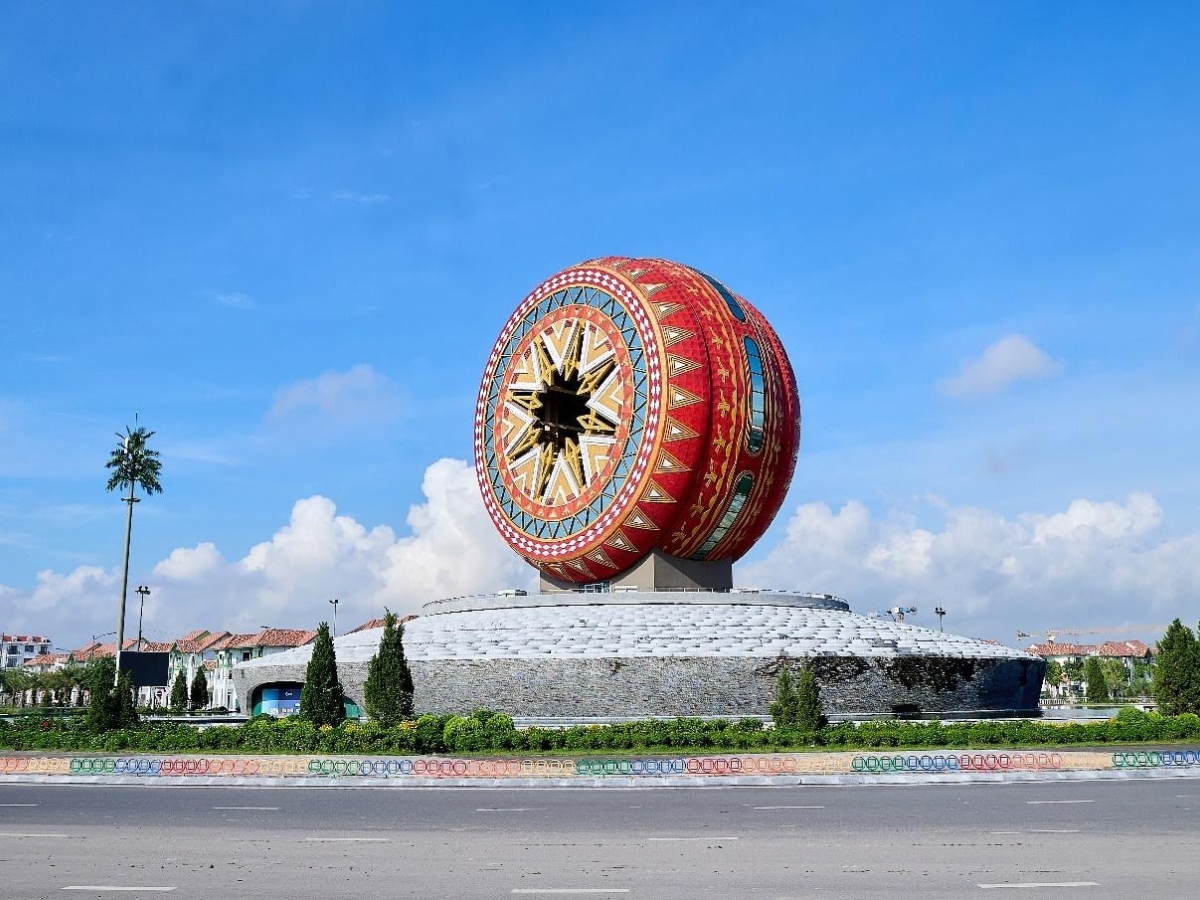 Chiêm ngưỡng biểu tượng trống Đọi Tam khổng lồ được đặt tại quảng trường Thời Đại. (Nguồn: Sưu tầm)